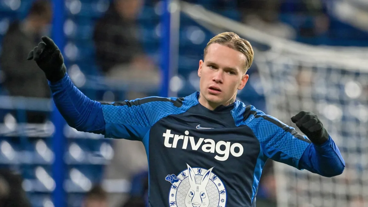 Mykhailo Mudryk warming up for Chelsea