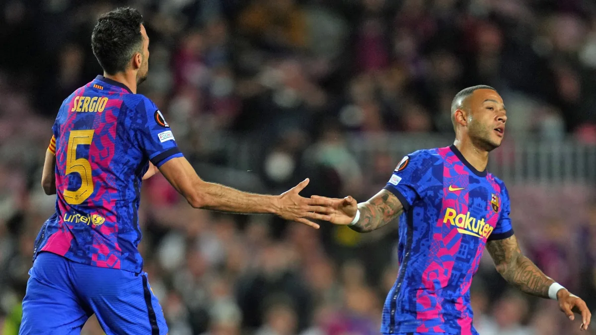 Busquets and Memphis in action for Barcelona.