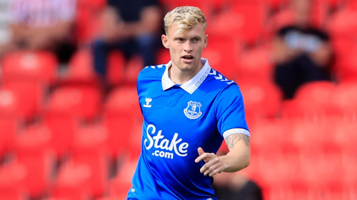  Jarrad Branthwaite, a young English professional footballer who plays for Premier League club Everton, is seen here playing a match.