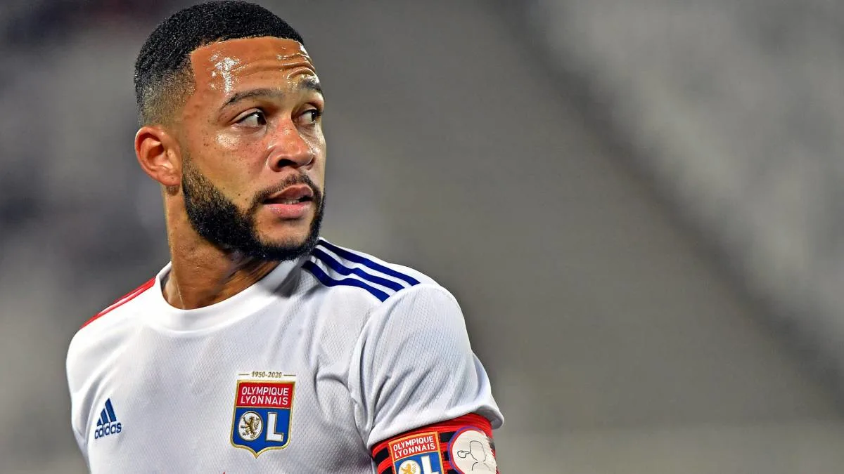 Barcelona play down Memphis Depay January move