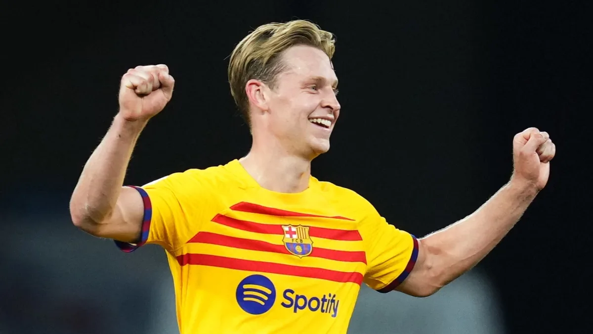 Frenkie de Jong celebrates winning LaLiga with Barcelona