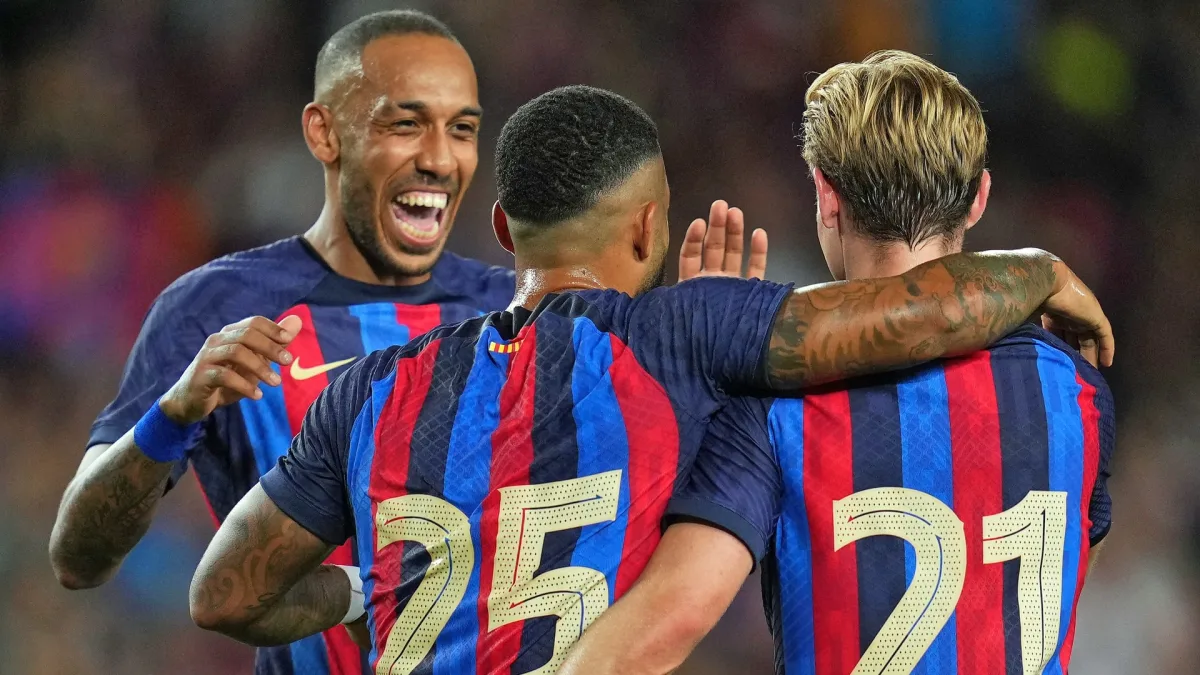 Aubameyang, Memphis and De Jong in action for Barcelona.