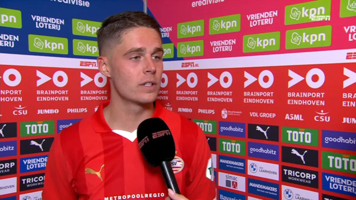 Joey Veerman van PSV voor de camera van ESPN