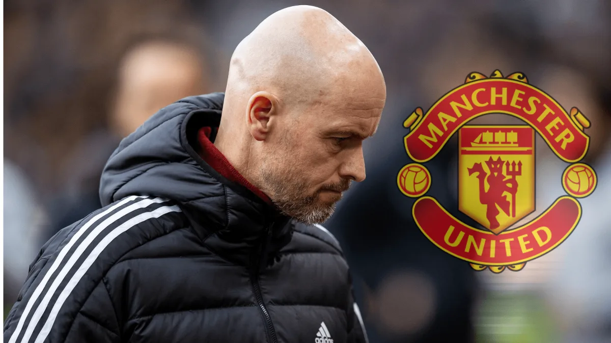 Erik ten Haag naast het Manchester United-embleem