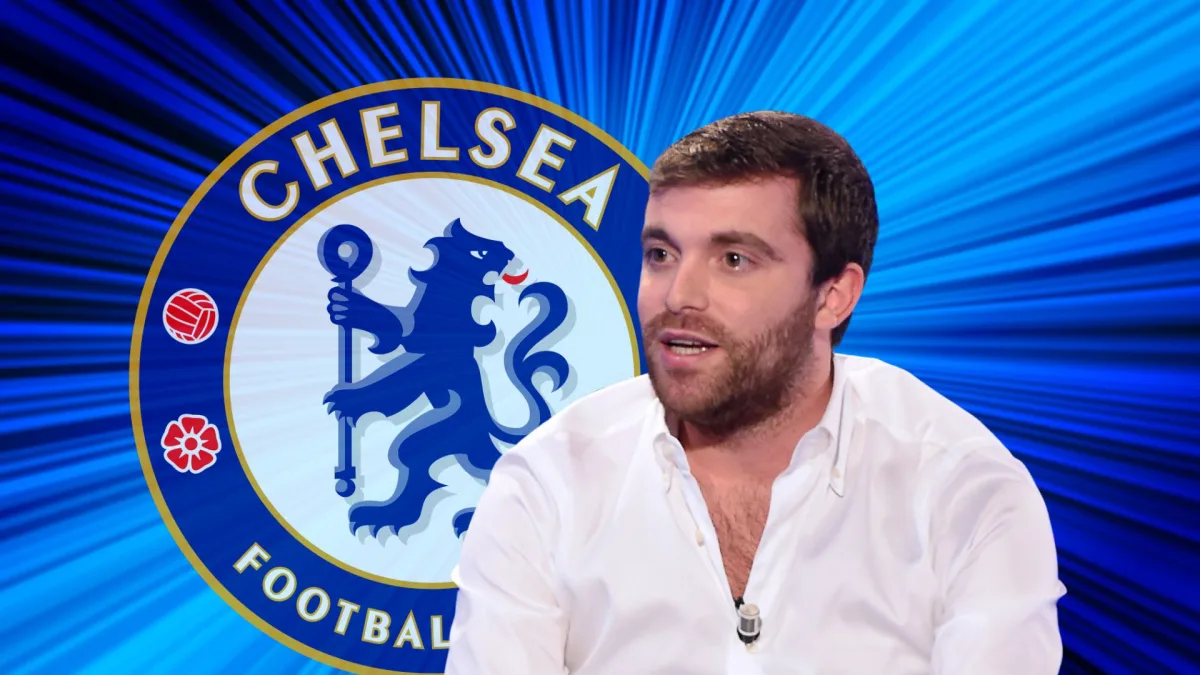 Fabrizio Romano and the Chelsea badge on a blue abstract background