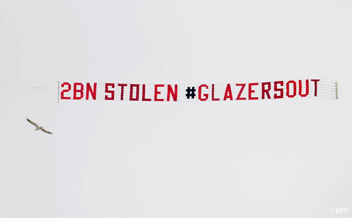 ‘£2 billion stolen’ – Man Utd fans fly #GlazersOut banner over Leeds