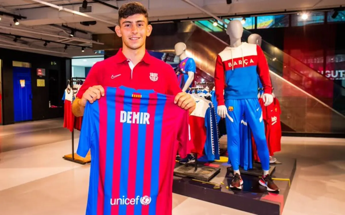 Yusuf Demir signs for Barcelona