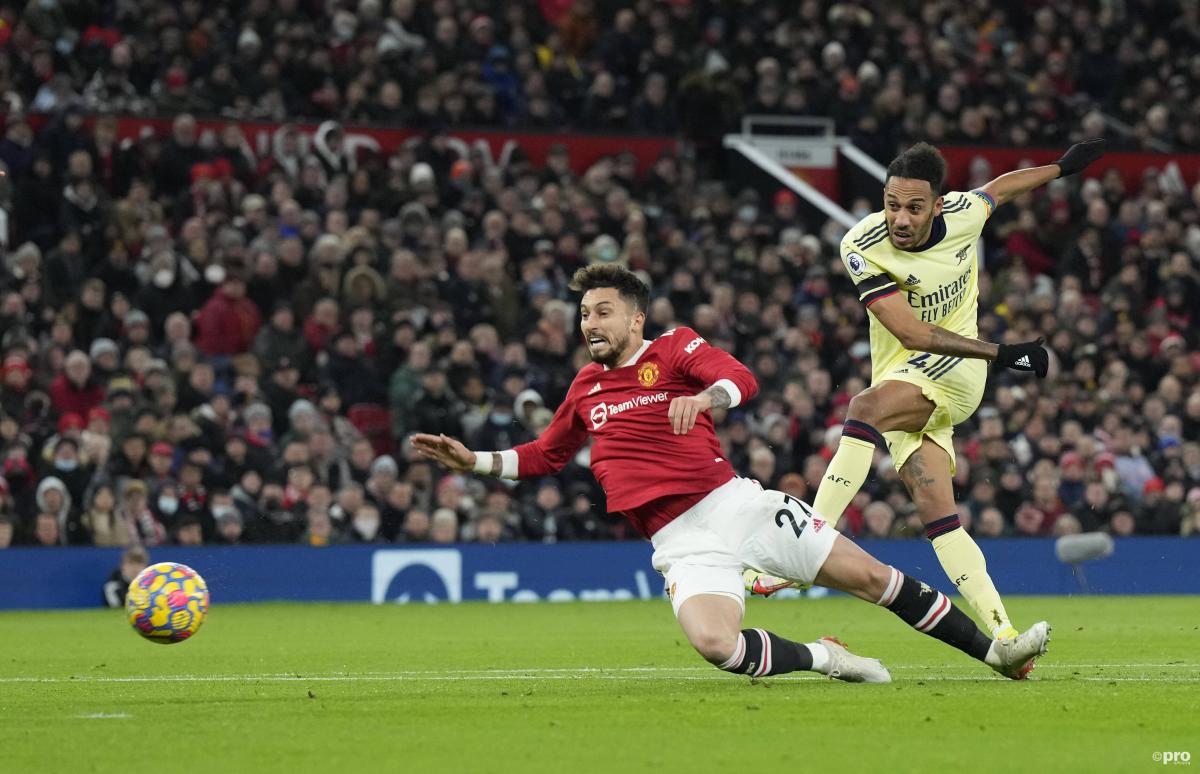 Pierre-Emerick Aubameyang of Arsenal shoots against Man Utd