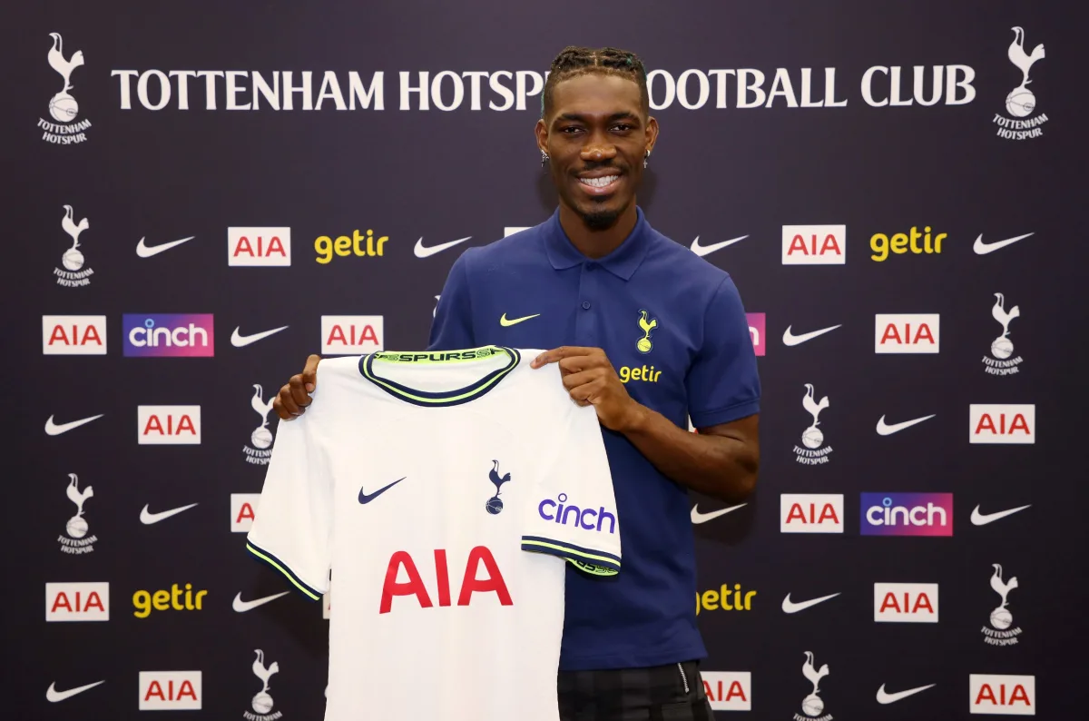 Yves Bissouma signs his Spurs contract