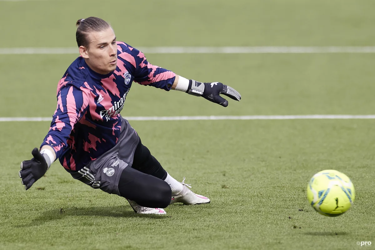 Andriy Lunin warming up for Real Madrid. 