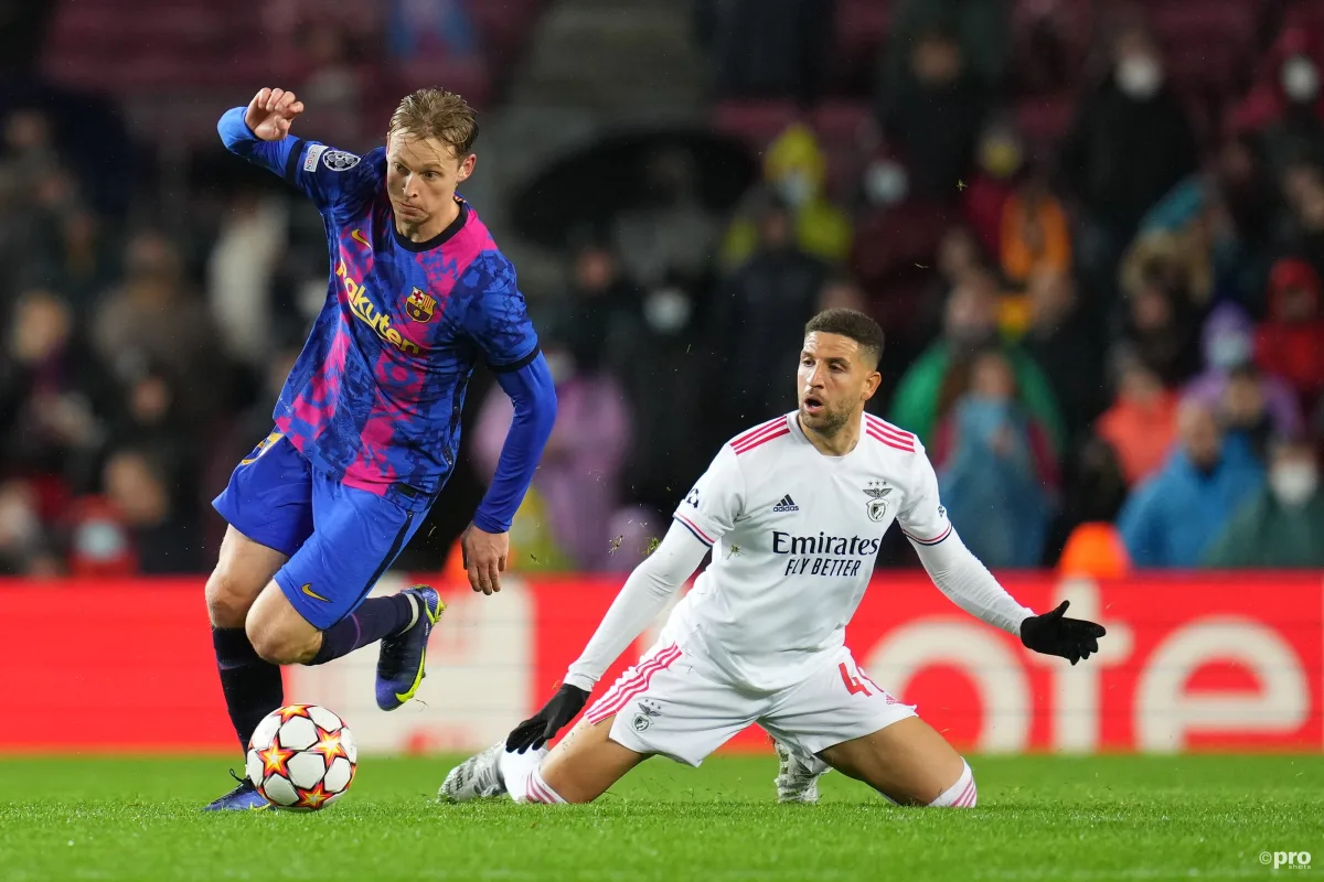 Frenkie de Jong playing for Barcelona against Benfica, Champions League 2021/22