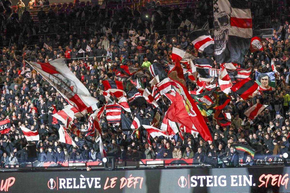 'Na Van der Wiel, Blind en Ziyech laten Ajax-fans weer een speler keihard vallen'