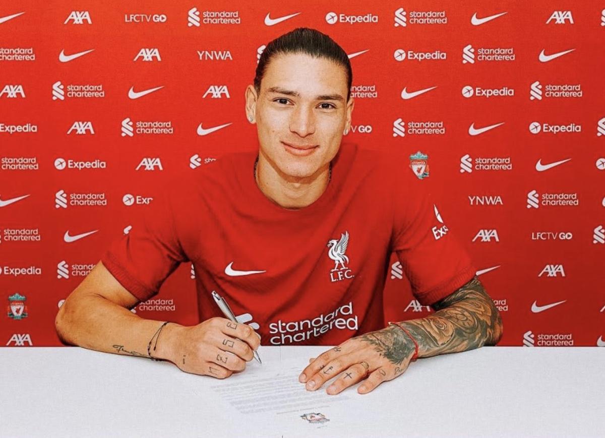 Darwin Nunez signs his Liverpool contract