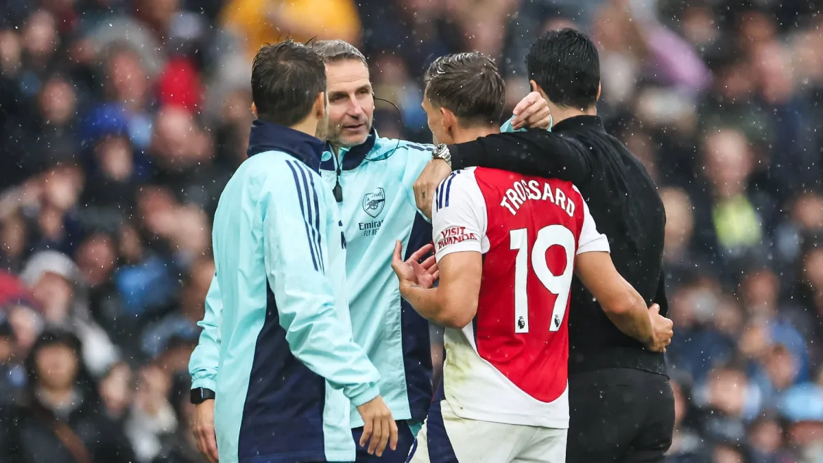 ‘DISGRACEFUL’ – Arsenal fans fume after Trossard red card