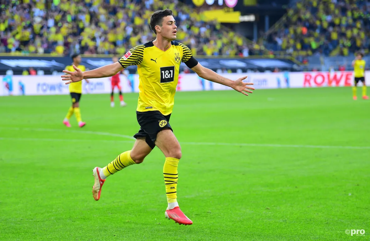 Giovanni Reyna of Borussia Dortmund U19 controls the ball during