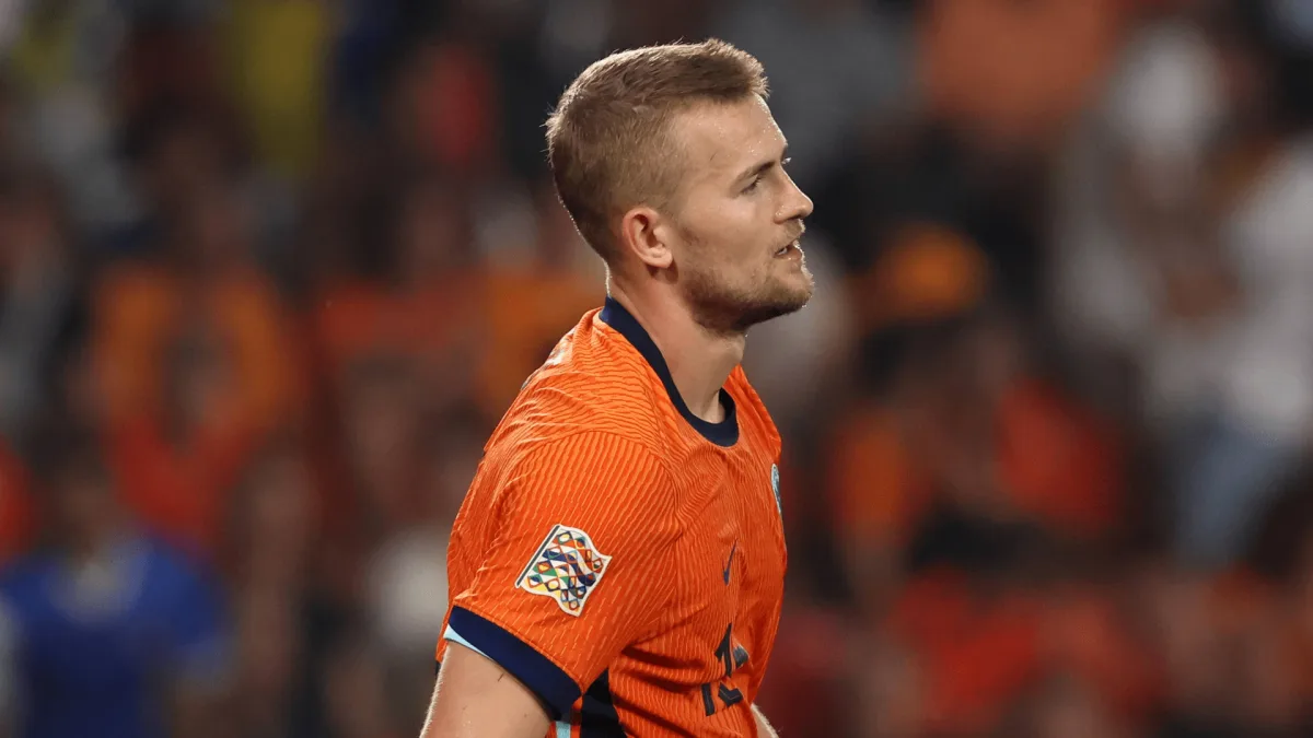 Worry at Man Utd as DISASTROUS De Ligt HAULED OFF at half time | FootballTransfers.com