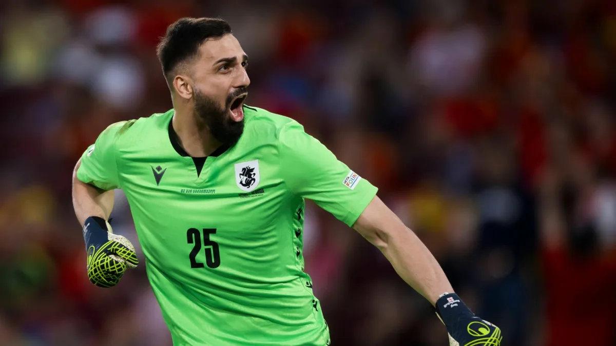 Man Utd look to HIJACK rivals for Euro 2024 star goalkeeper