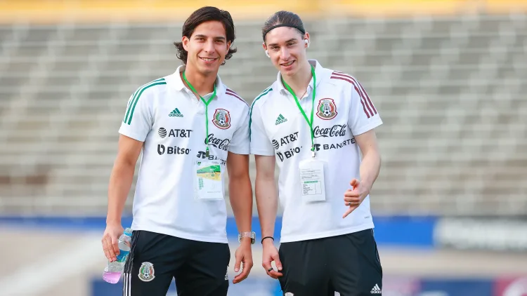Carlos Flores (right) and new Tigres teammate Diego Lainez