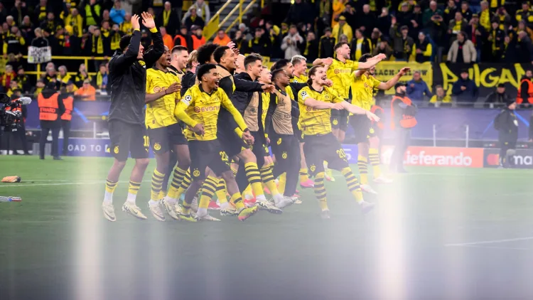 Borussia Dortmund celebrate Champions League qualification against Atletico Madrid