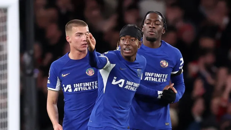 Noni Madueke talks with Alfie Gilchrist and Axel Disasi during Chelsea's Premier League loss to Arsenal