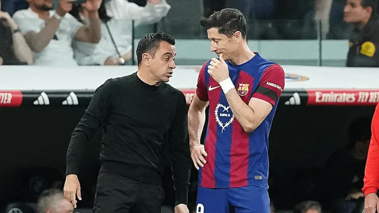 Xavi Hernández als trainer van Barcelona samen met Robert Lewandowski