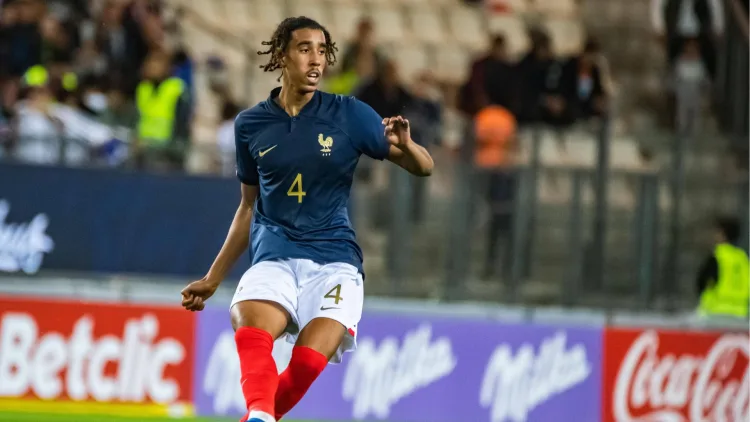 Leny Yoro in action for France U21