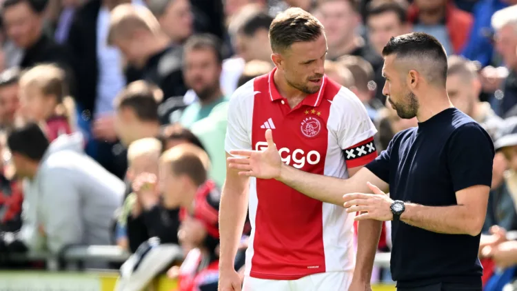 Francesco Farioli als coach van Ajax in gesprek met aanvoerder Jordan Henderson