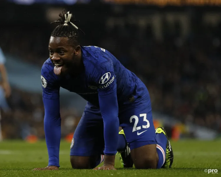 Michy Batshuayi in actie voor Chelsea.