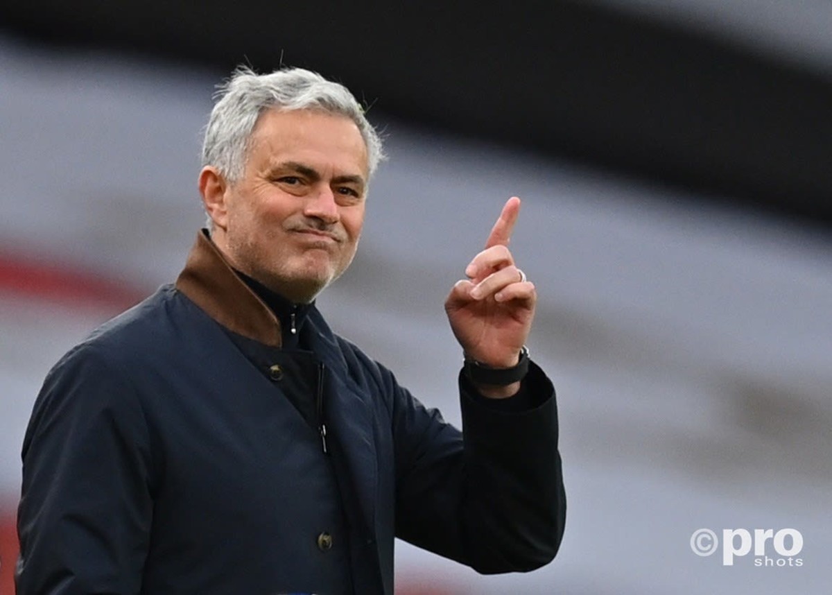 Jose Mourinho Roma Boss Given Incredible Welcome Footballtransfers Com